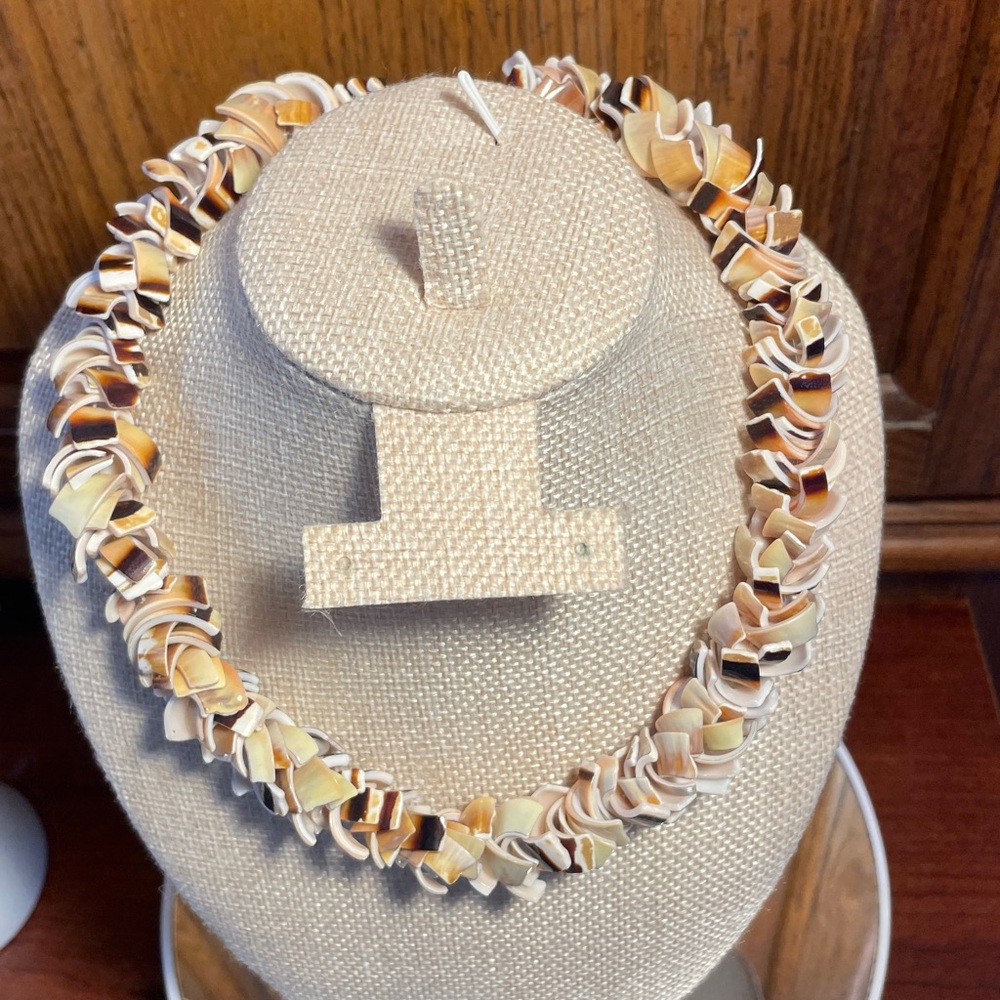 Shell Chocker Necklace with Brown and Cream Tones. Barrel screw closure 16”